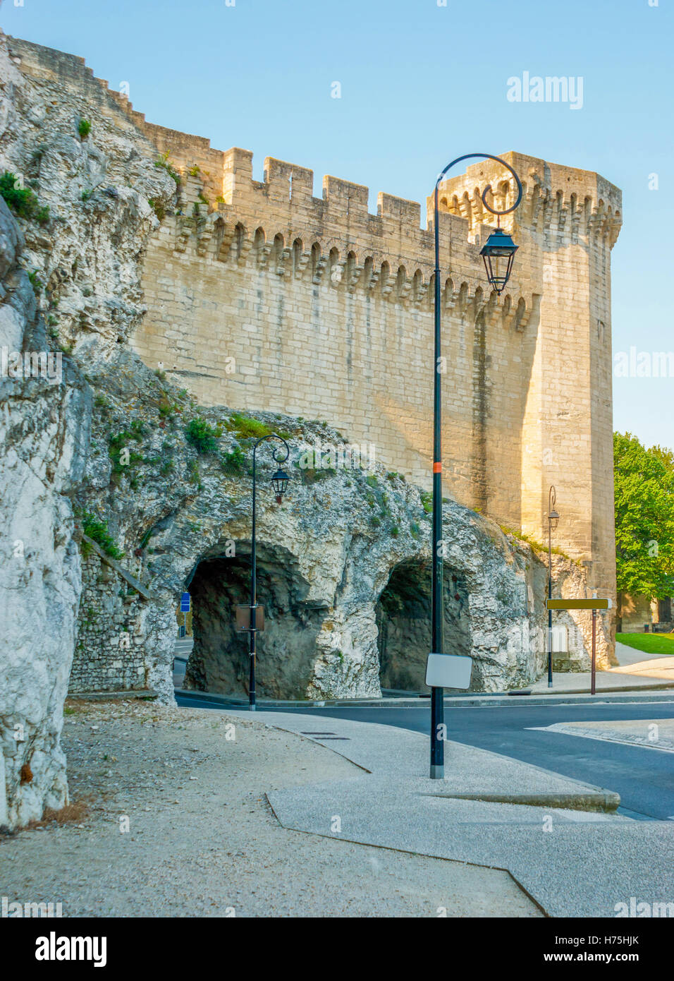 Passaggio attraverso Rocher des Doms affiorano sotto porte du Rocher, Avignone, Francia Foto Stock