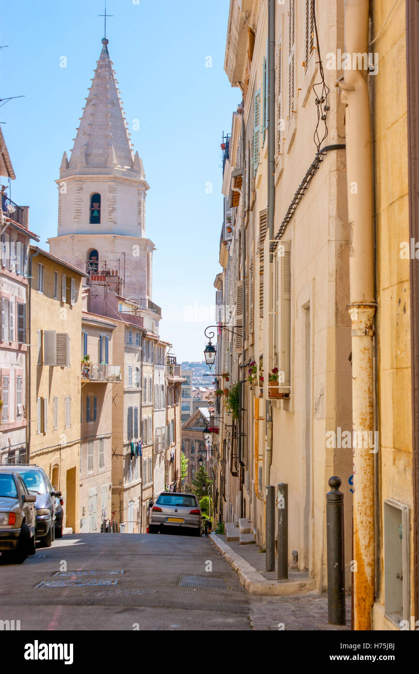 Le vecchie strade sono piene di sorprese come strane case, torniture di avvolgimento e chiese medievali, Marsiglia, Francia Foto Stock