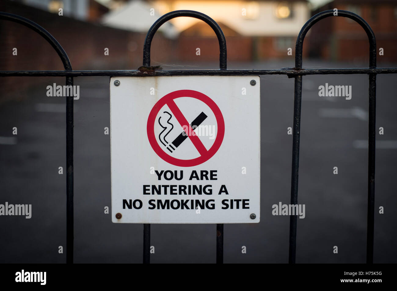 Stai per entrare in una per non fumatori sito, segno su una recinzione Foto Stock