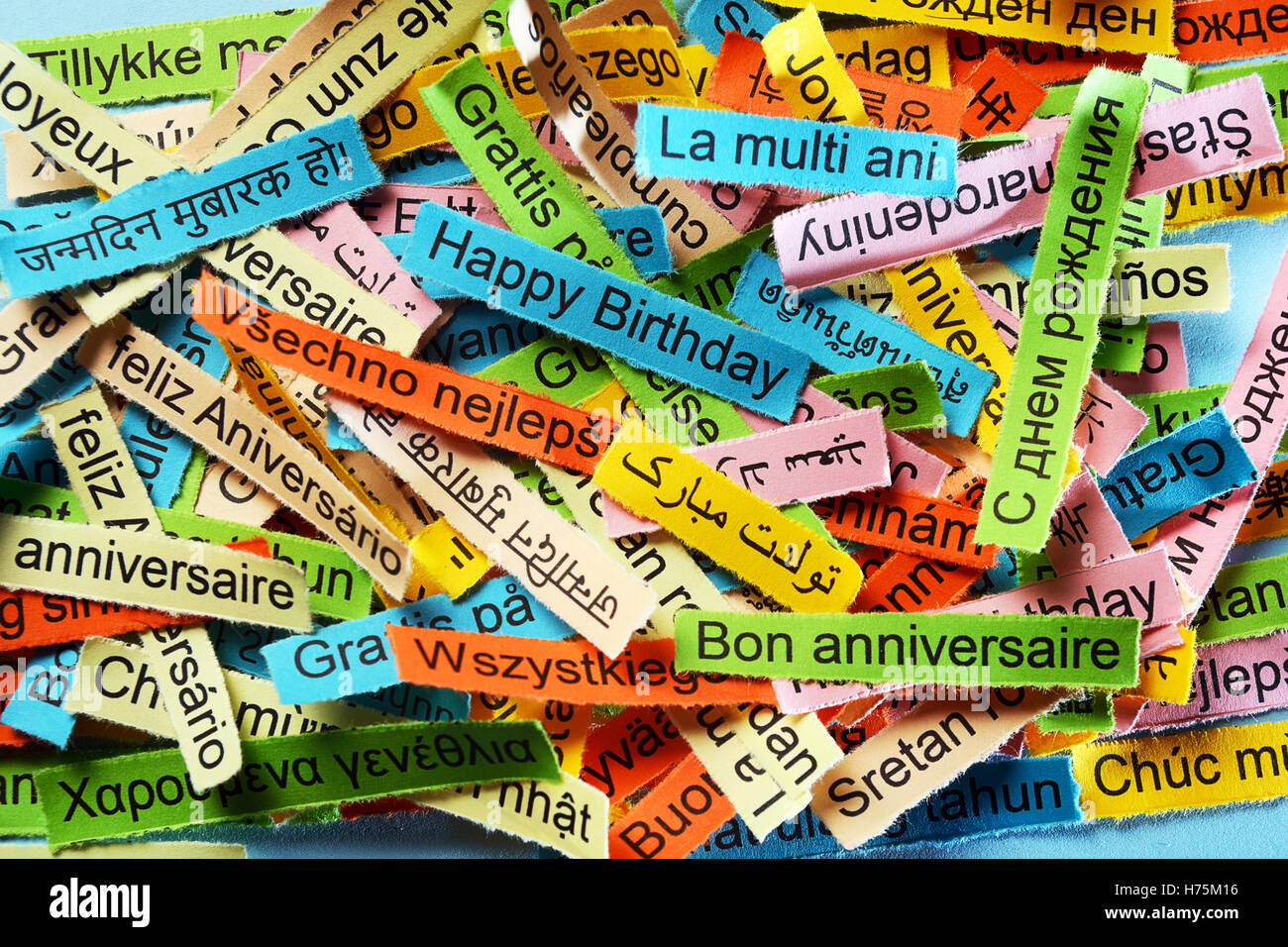 Happy Birtday nuvola di parole stampate su carta colorata lingue diverse Foto Stock
