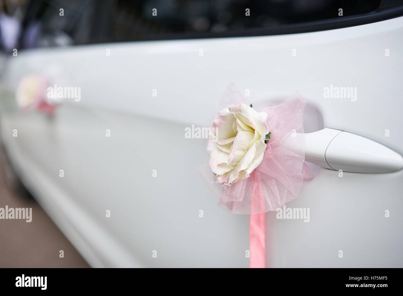 Auto nozze con belle decorazioni di rose bianche Foto Stock