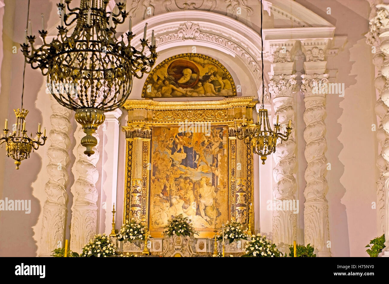 L'altare nella chiesa di Santa Caterina di Alessandria decorate con icona e circondato da colonne bianche con traforature complesse Foto Stock