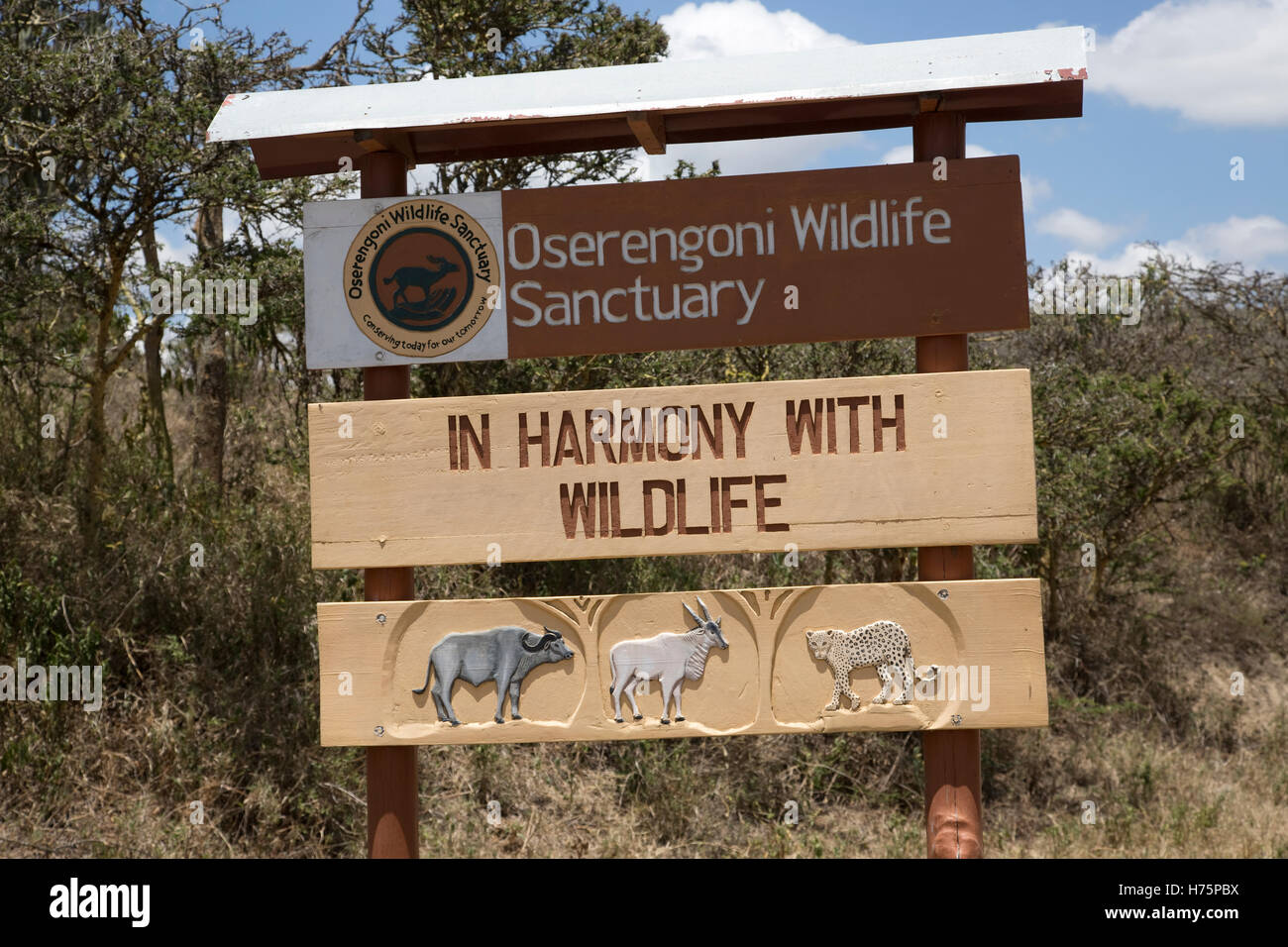 Cartello stradale Oserigoni Wildlife Sanctuary in armonia con la fauna selvatica avviso Naivasha Kenya Foto Stock