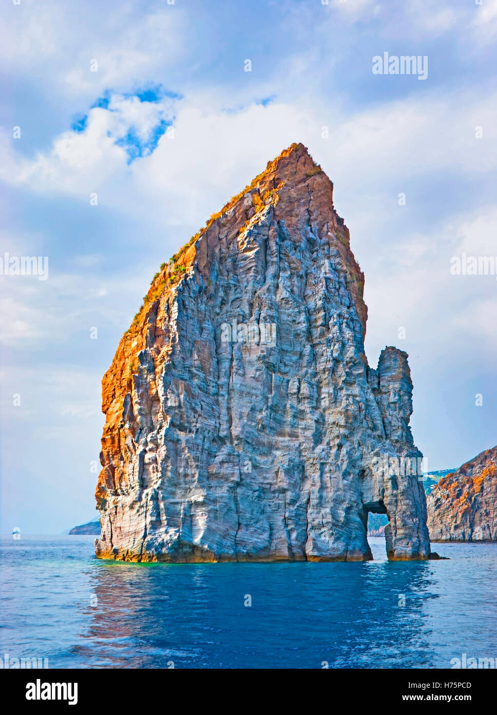 Il modo migliore per ottenere godere sulle isole Eolie è quello di prendere una barca e ammirare il litorale e insolito modellate rocce, Italia. Foto Stock