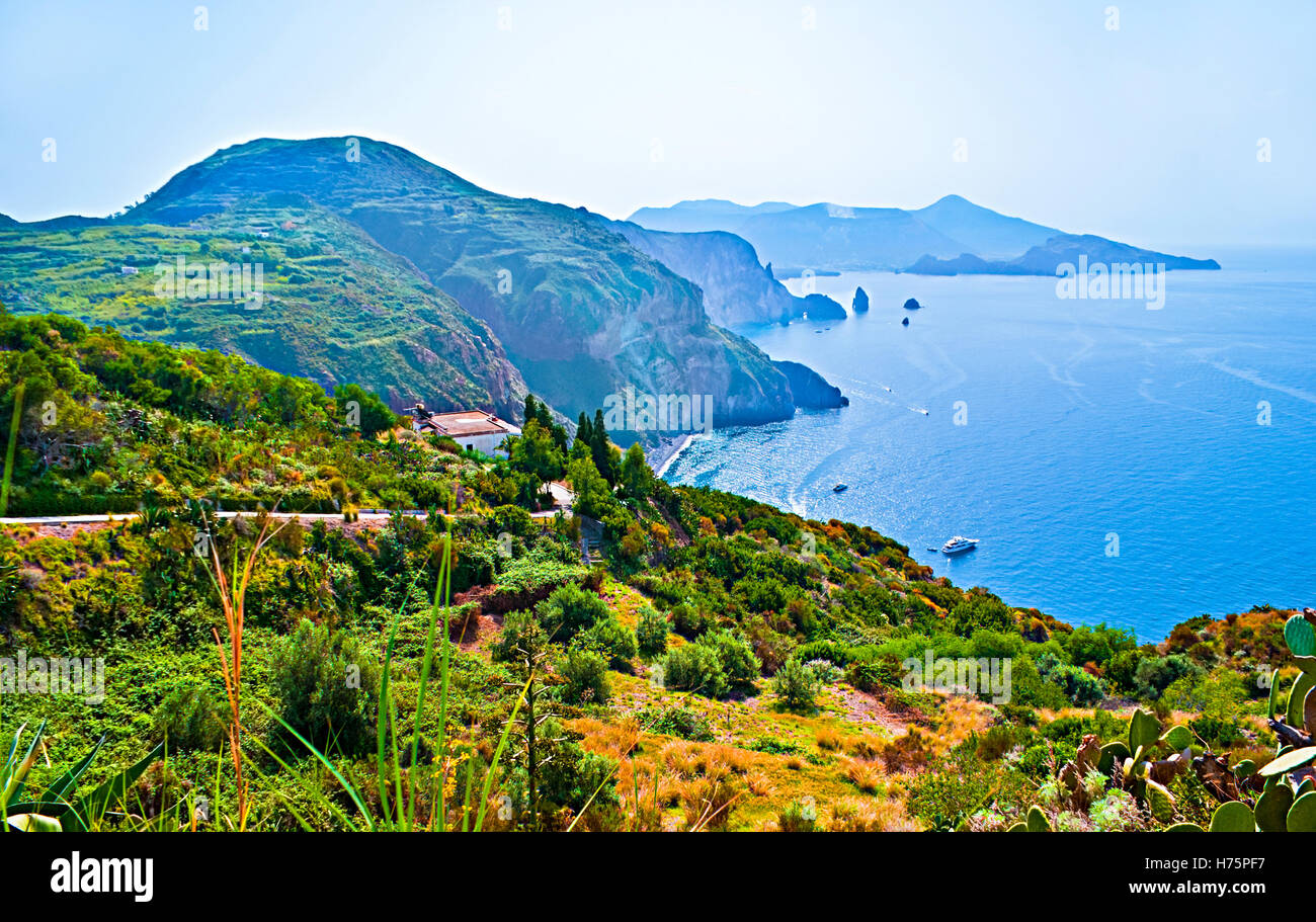 Isola di Lipari vanta la sua lussureggiante vegetazione a causa di raggiungere terreni di origine vulcanica e la costa frastagliata con una vista sulla cassa per fumatori Foto Stock