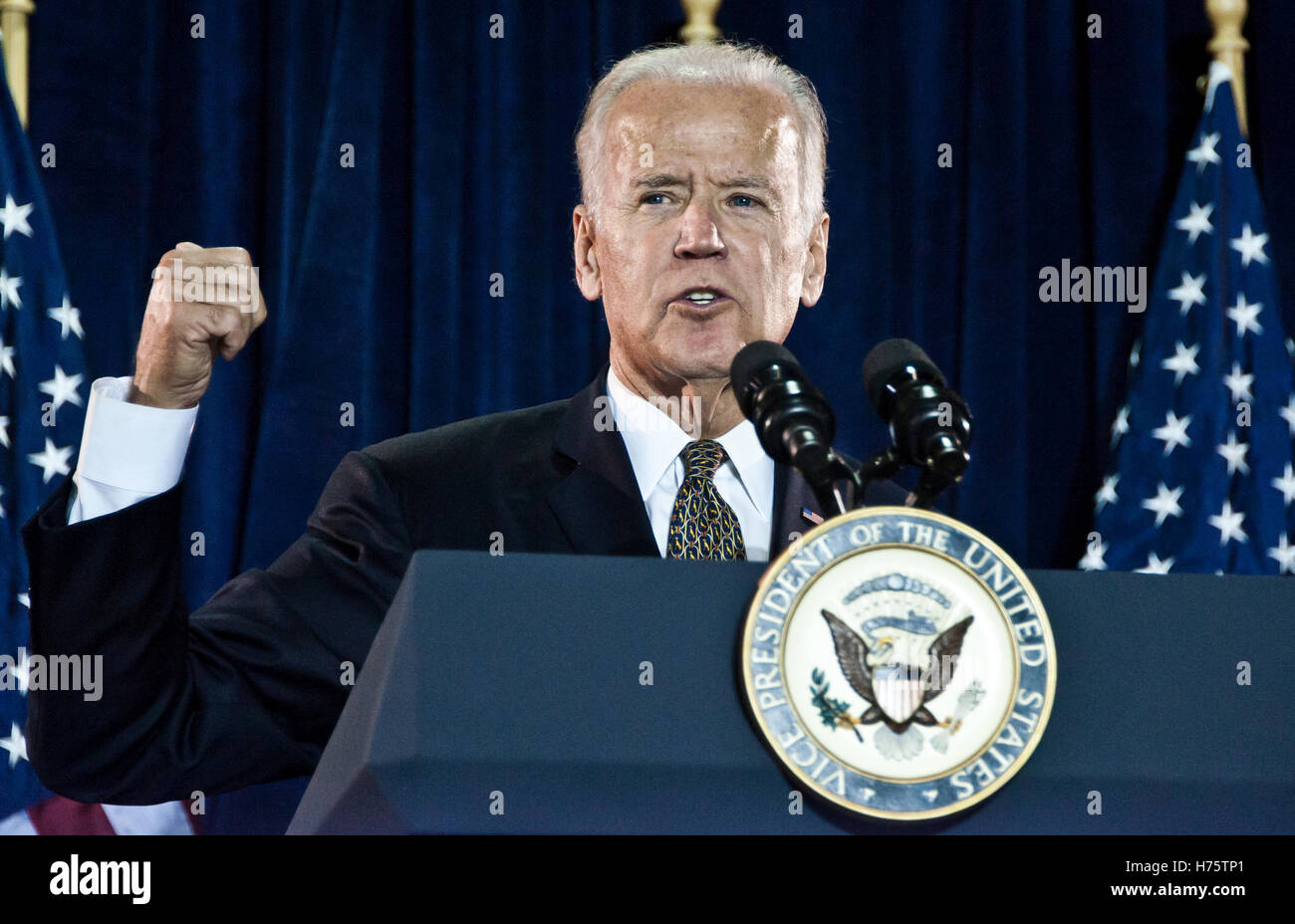 Philadelphia, PA, Stati Uniti d'America. Il 31 ottobre, 2016. Vice presidente Joe Biden campagne per Hillary Clinton. © Paul Froggatt/FamousPix/Alamy Stock Photo Foto Stock
