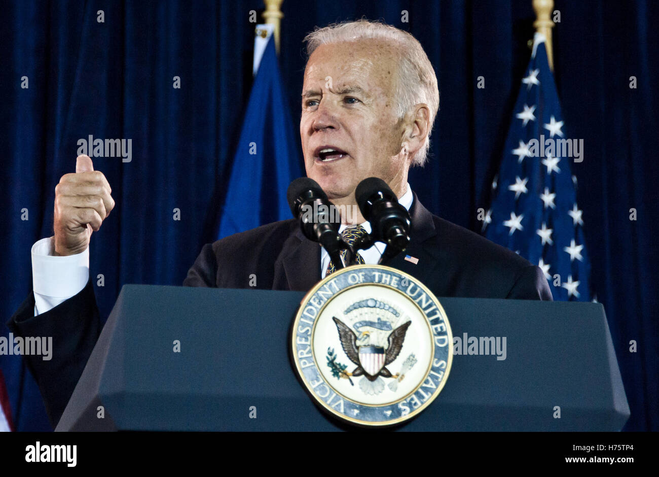 Philadelphia, PA, Stati Uniti d'America. Il 31 ottobre, 2016. Vice presidente Joe Biden campagne per Hillary Clinton. © Paul Froggatt/FamousPix/Alamy Stock Photo Foto Stock