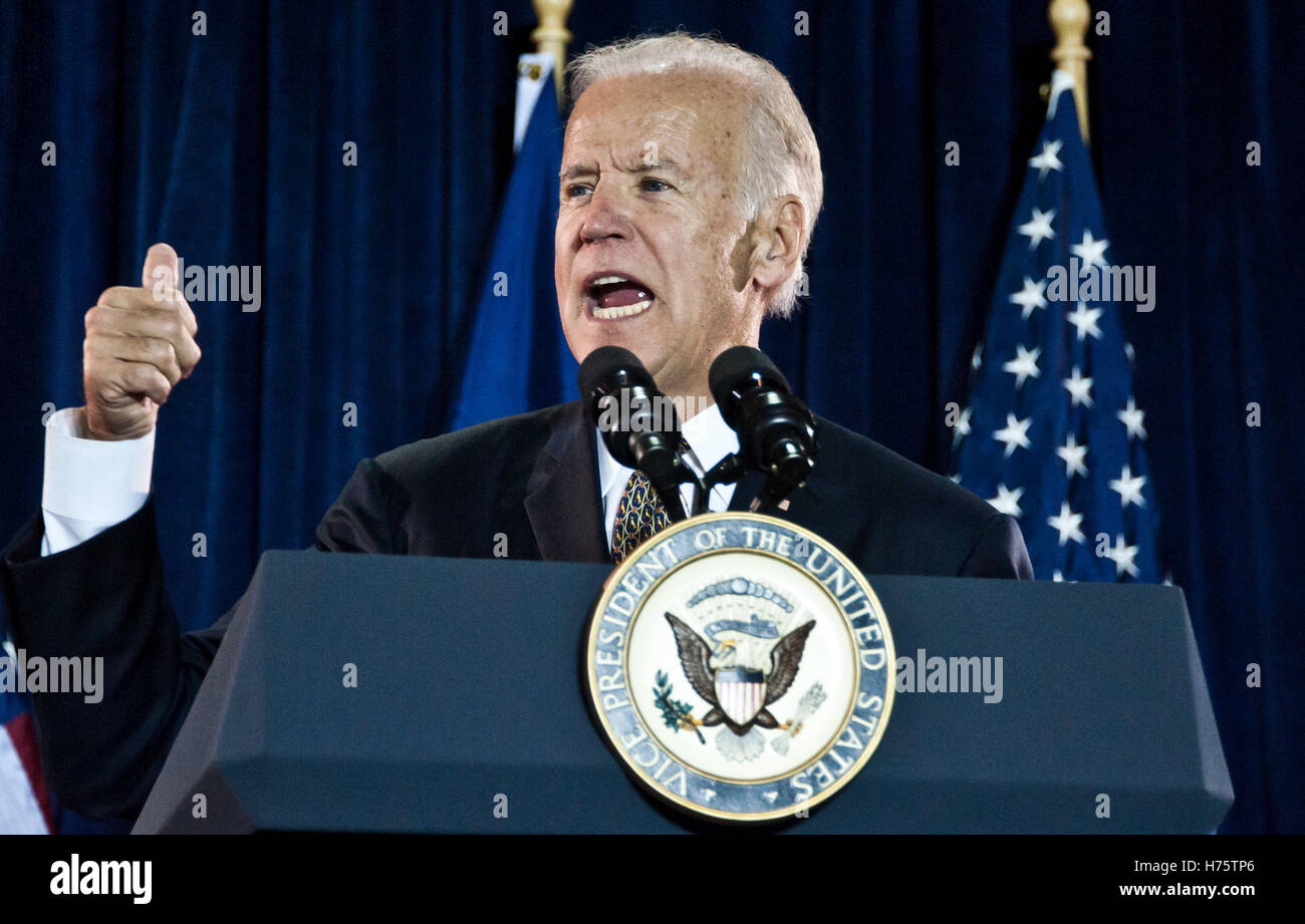 Philadelphia, PA, Stati Uniti d'America. Il 31 ottobre, 2016. Vice presidente Joe Biden campagne per Hillary Clinton. © Paul Froggatt/FamousPix/Alamy Stock Photo Foto Stock