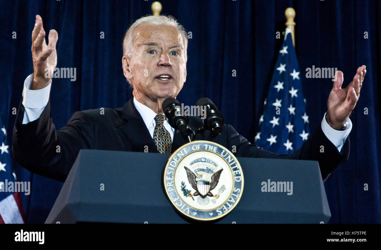 Philadelphia, PA, Stati Uniti d'America. Il 31 ottobre, 2016. Vice presidente Joe Biden campagne per Hillary Clinton. © Paul Froggatt/FamousPix/Alamy Stock Photo Foto Stock