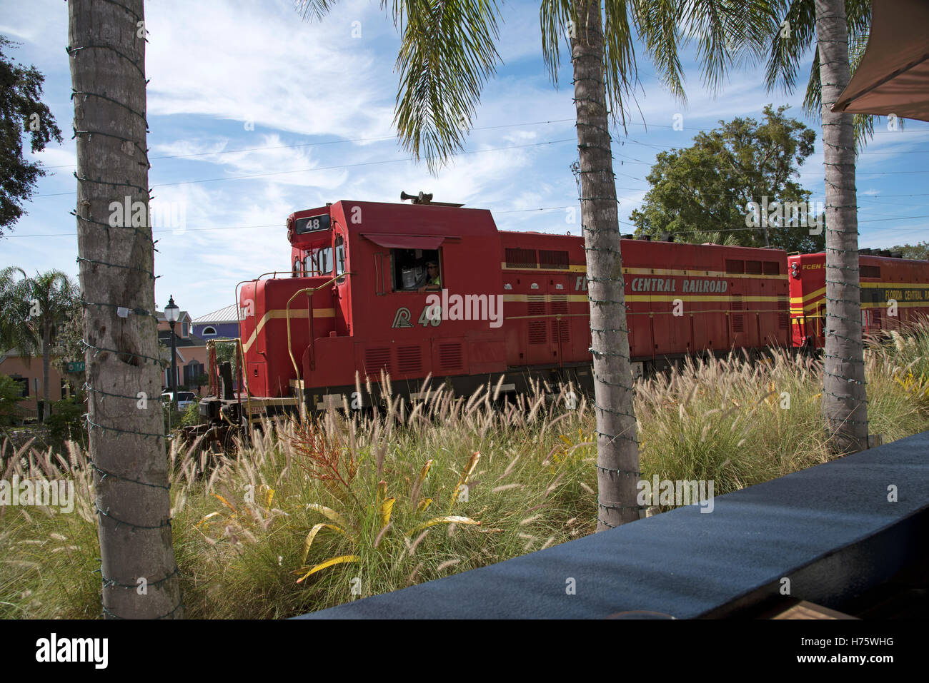 Supporto Dora Florida USA un trasporto merci locomotiva a trazione che passa attraverso il centro del supporto Dora una piccola cittadina della Florida Foto Stock