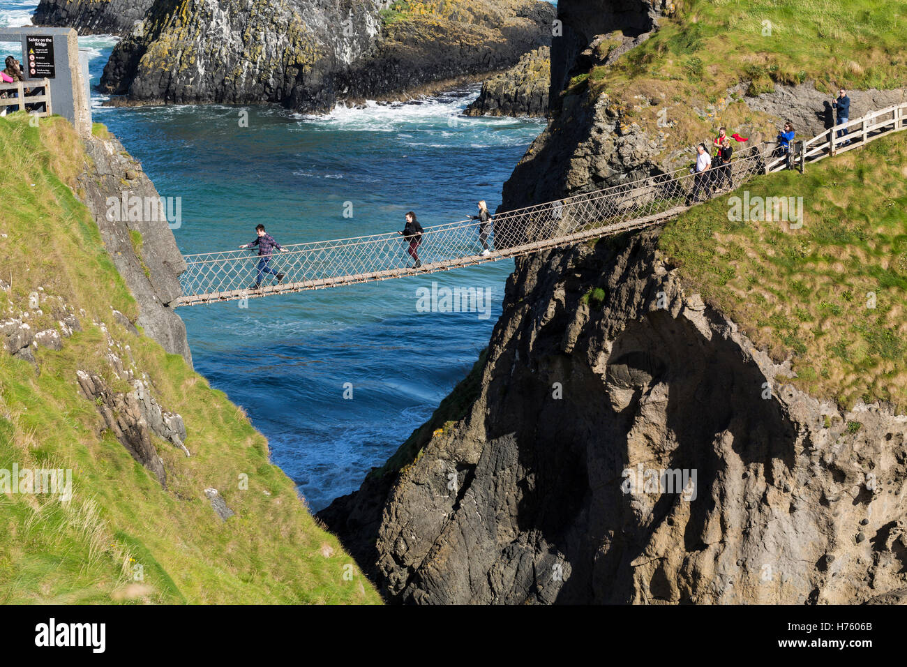 Carrick a Rede corda ponte che attraversa un 30 metri di discesa a Carrick isola dalla costa di Antrim, Irlanda Foto Stock