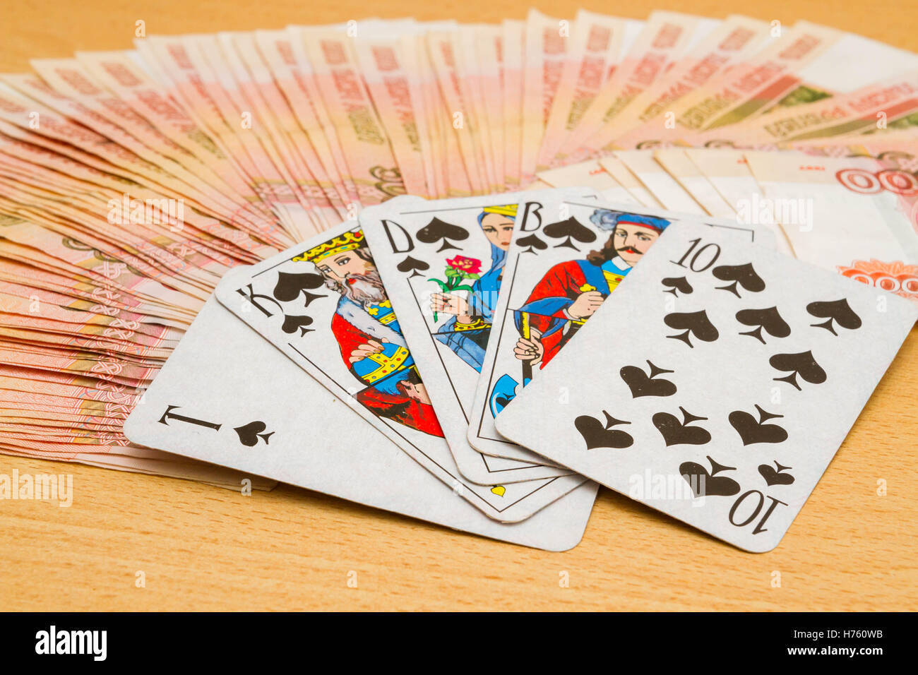 Carte da gioco denaro russo in tagli di cinque mila rubli Foto Stock