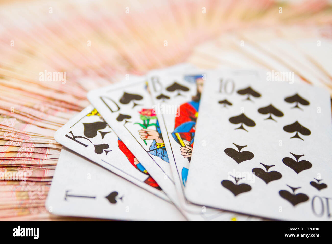 Carte da gioco denaro russo in tagli di cinque mila rubli Foto Stock