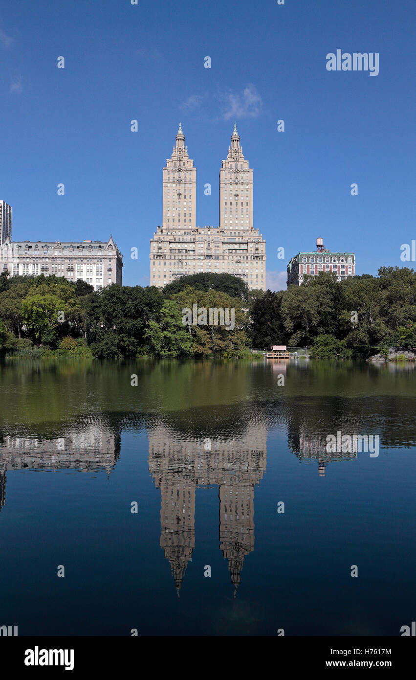 Vista sul lago nel parco centrale verso la San Remo degli affittuari Corporation building, Manhattan, New York, Stati Uniti Foto Stock