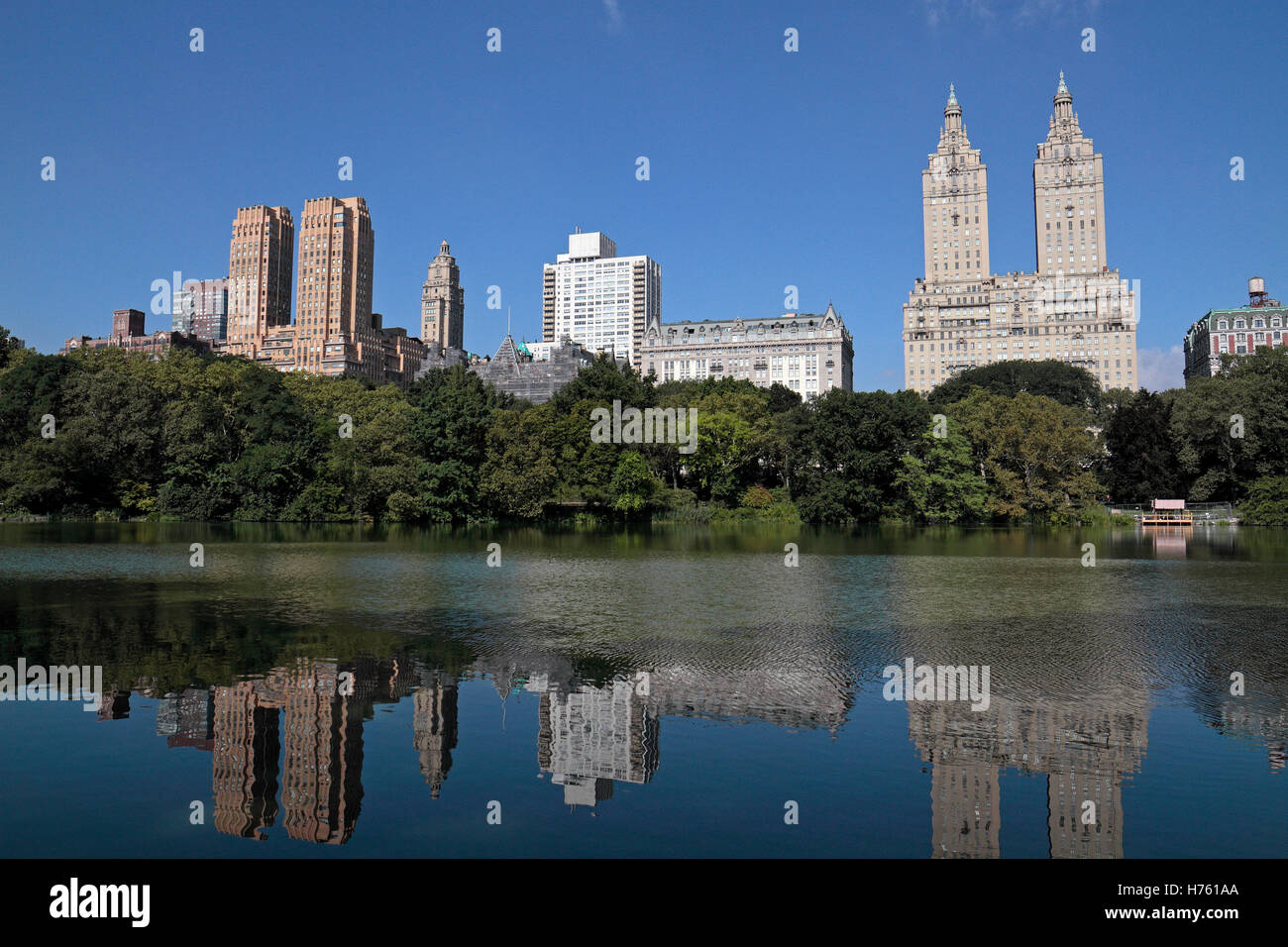 Vista sul lago di Central Park verso il maestoso Appartamenti & San Remo degli affittuari Corporation, Manhattan, New York. Foto Stock