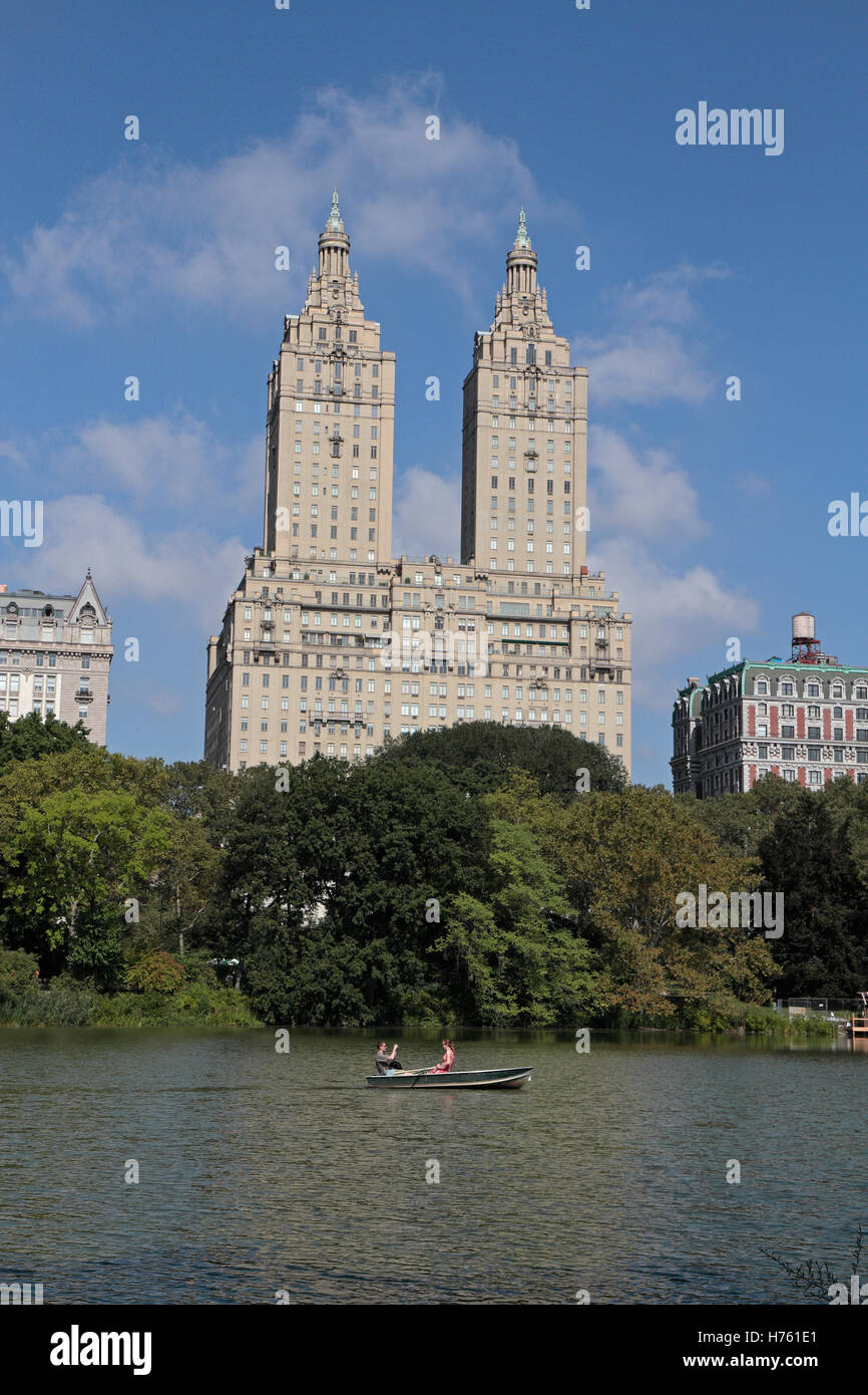 Vista sul lago nel parco centrale verso la San Remo degli affittuari Corporation building, Manhattan, New York, Stati Uniti Foto Stock