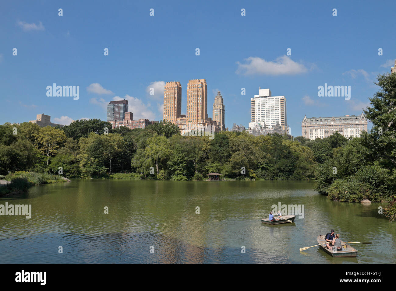 Vista sul lago di Central Park verso il maestoso appartamenti, Manhattan, New York, Stati Uniti. Foto Stock