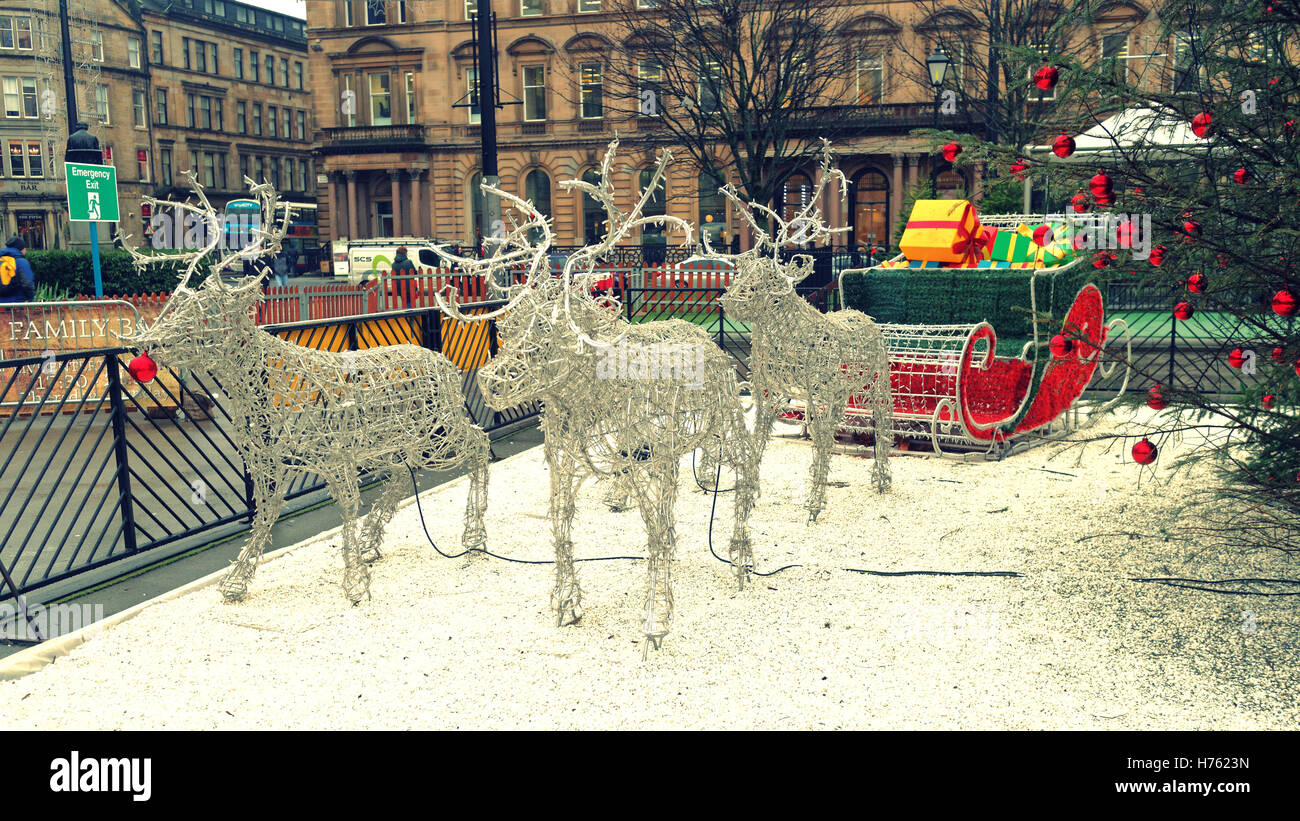 Glasgow ama la celebrazione di Natale george square renne luci e decorazioni con slitta glasgow mercatino di natale Foto Stock