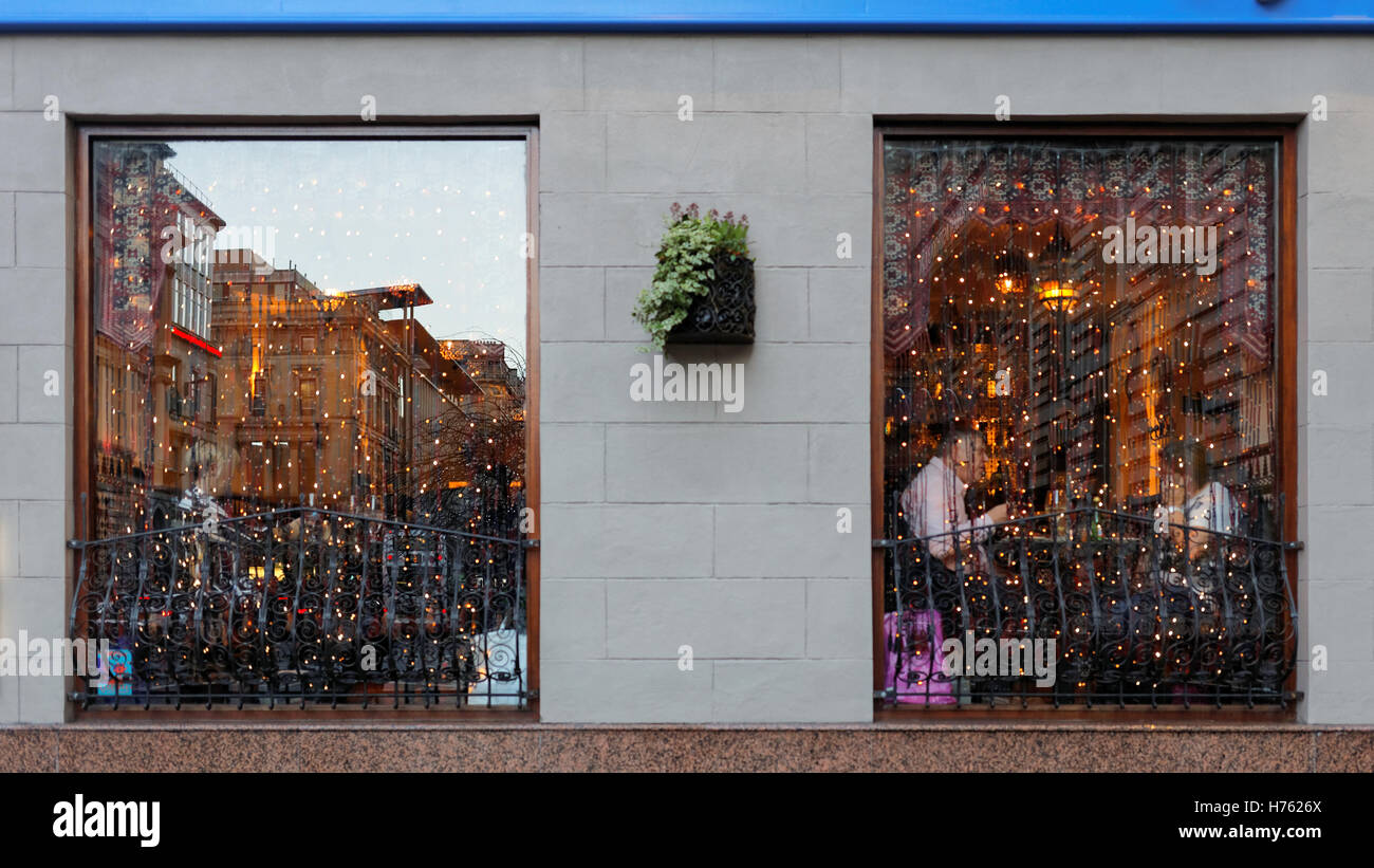 Glasgow ristorante windows illuminato da decorazioni di Natale Foto Stock