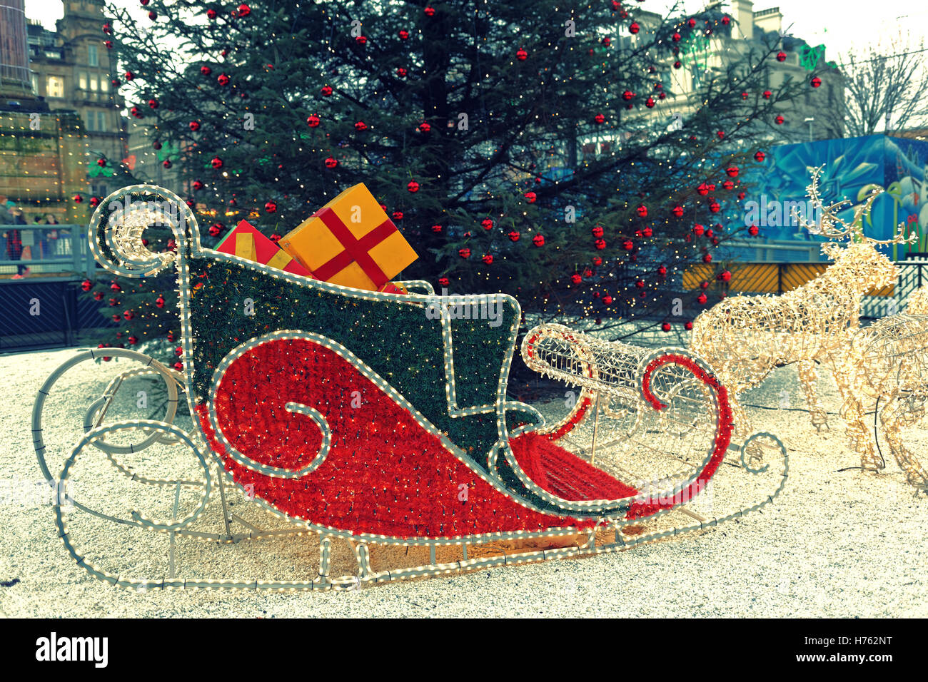 Glasgow adora le celebrazioni natalizie George Square illumina renne e decorazioni in slitta mercatino di Natale di Glasgow Foto Stock