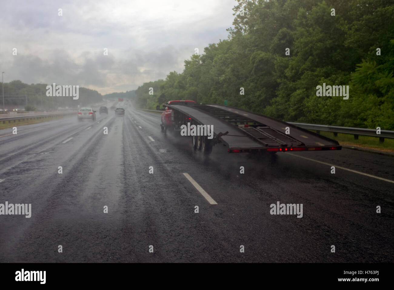Autotrasporti su autostrada durante la tempesta di pioggia Foto Stock
