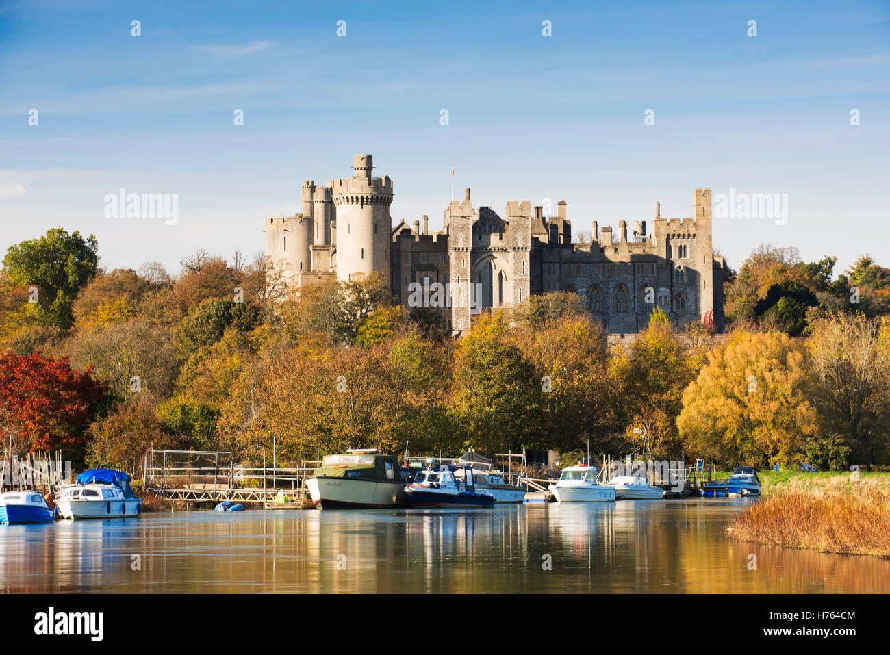Castello di Arundel e il fiume Arun in un assolato pomeriggio autunnale, West Sussex, Regno Unito Foto Stock