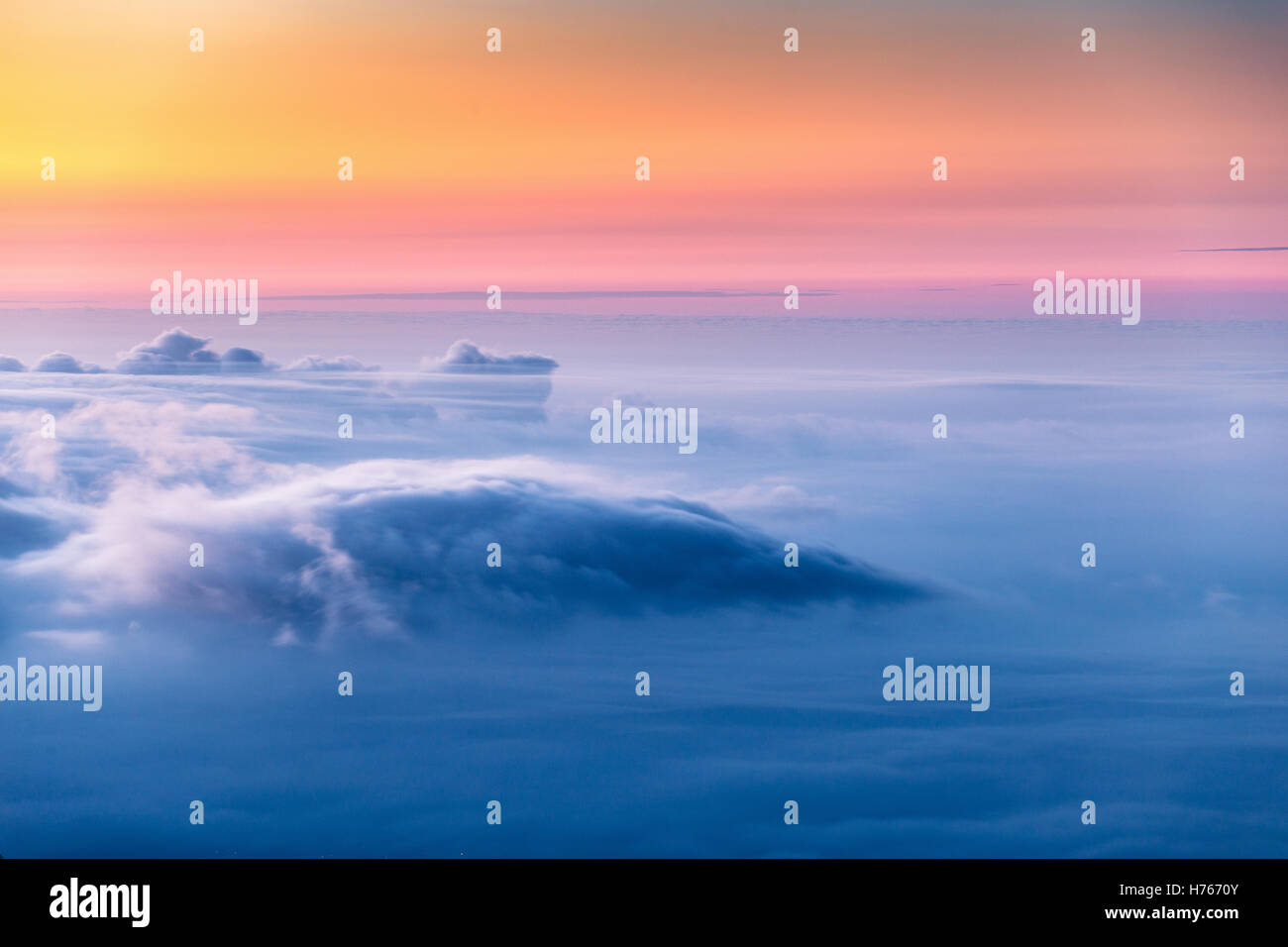 Cloudscape, nuvole, sunrise colori chiari. Foto Stock