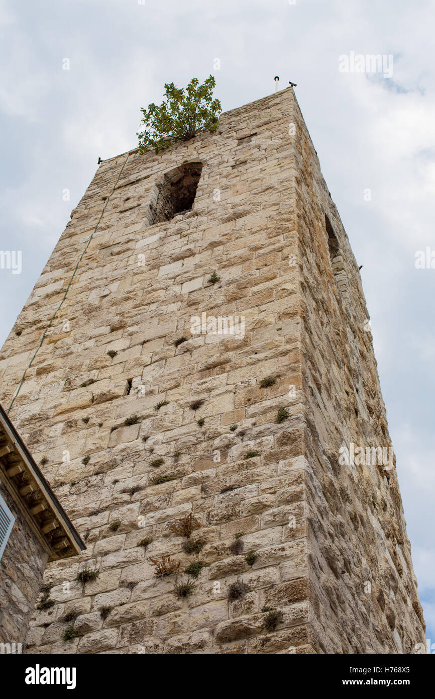 Una torre in pietra accanto alla Cattedrale di Antibes, Cote D'Azur, in Francia Foto Stock
