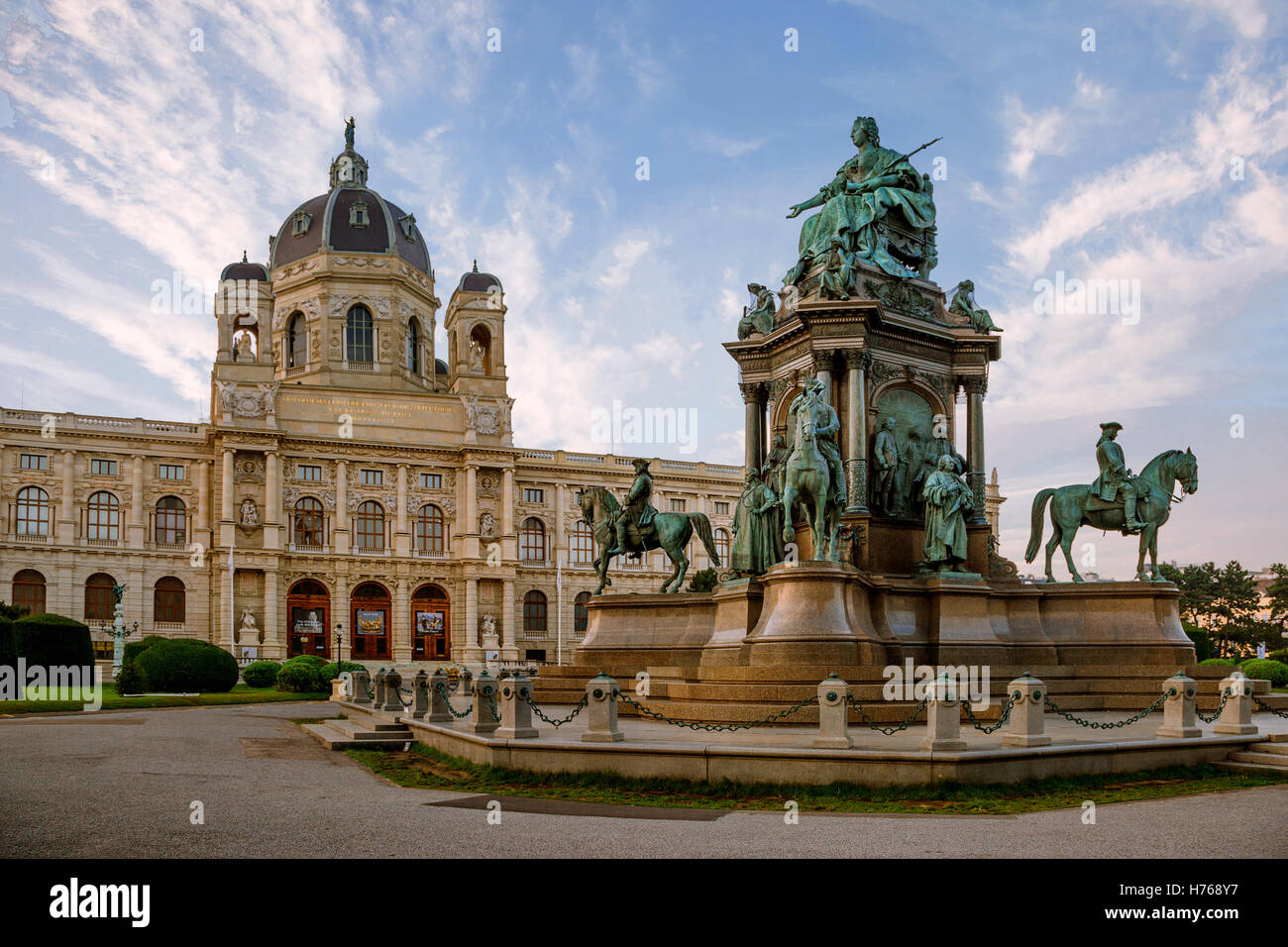 Maria-Theresien-Platz e il Museo di Storia Naturale di Vienna, Austria Foto Stock