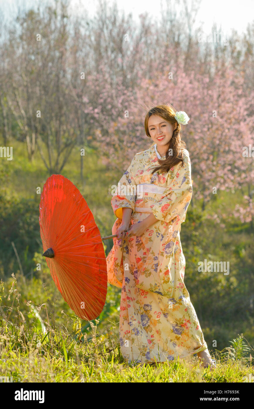 Donna asiatica indossando il tradizionale kimono giapponese Foto Stock