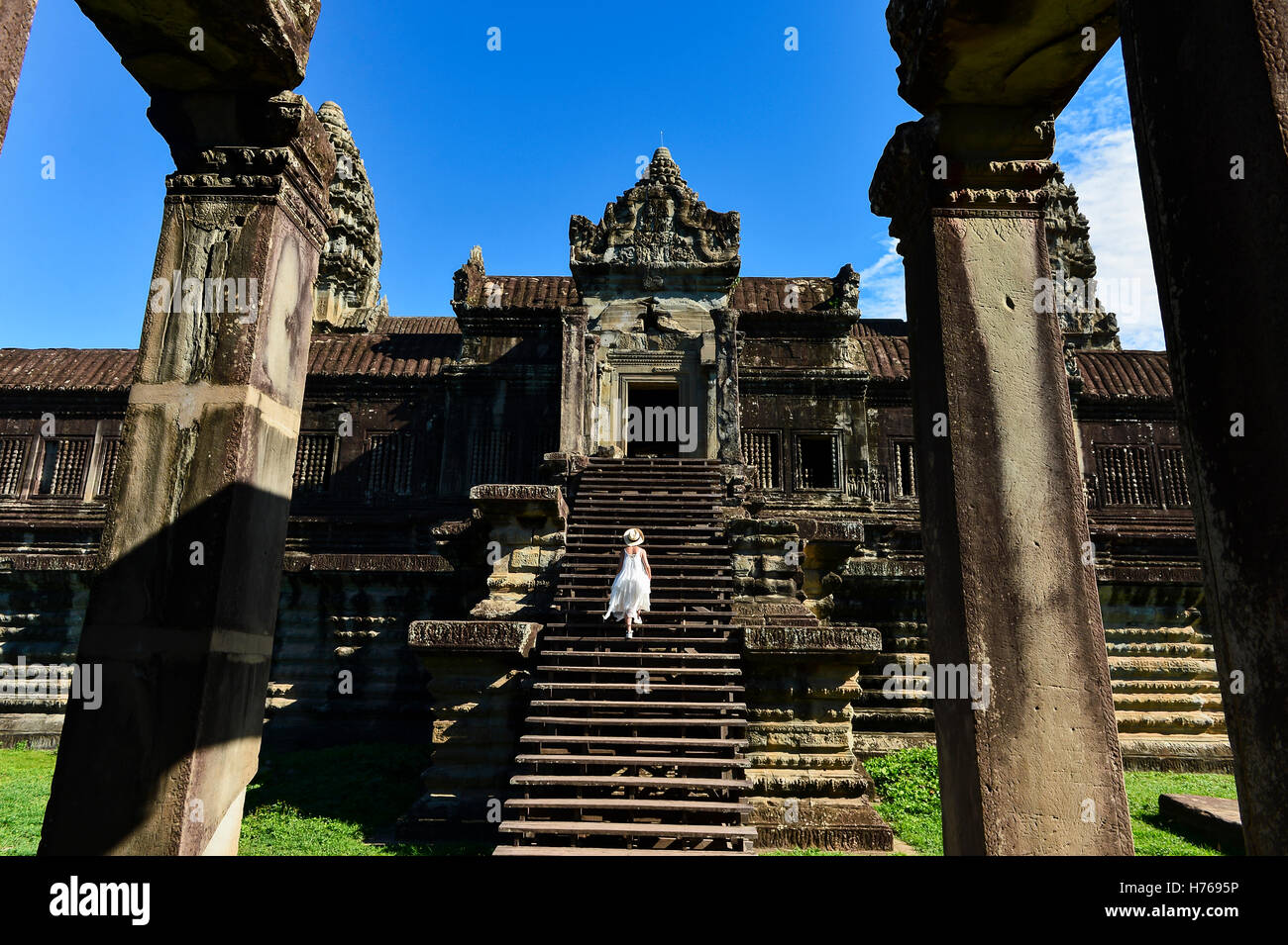 Donna che cammina su per i gradini, Angkor Wat, Siem Reap, Cambogia Foto Stock