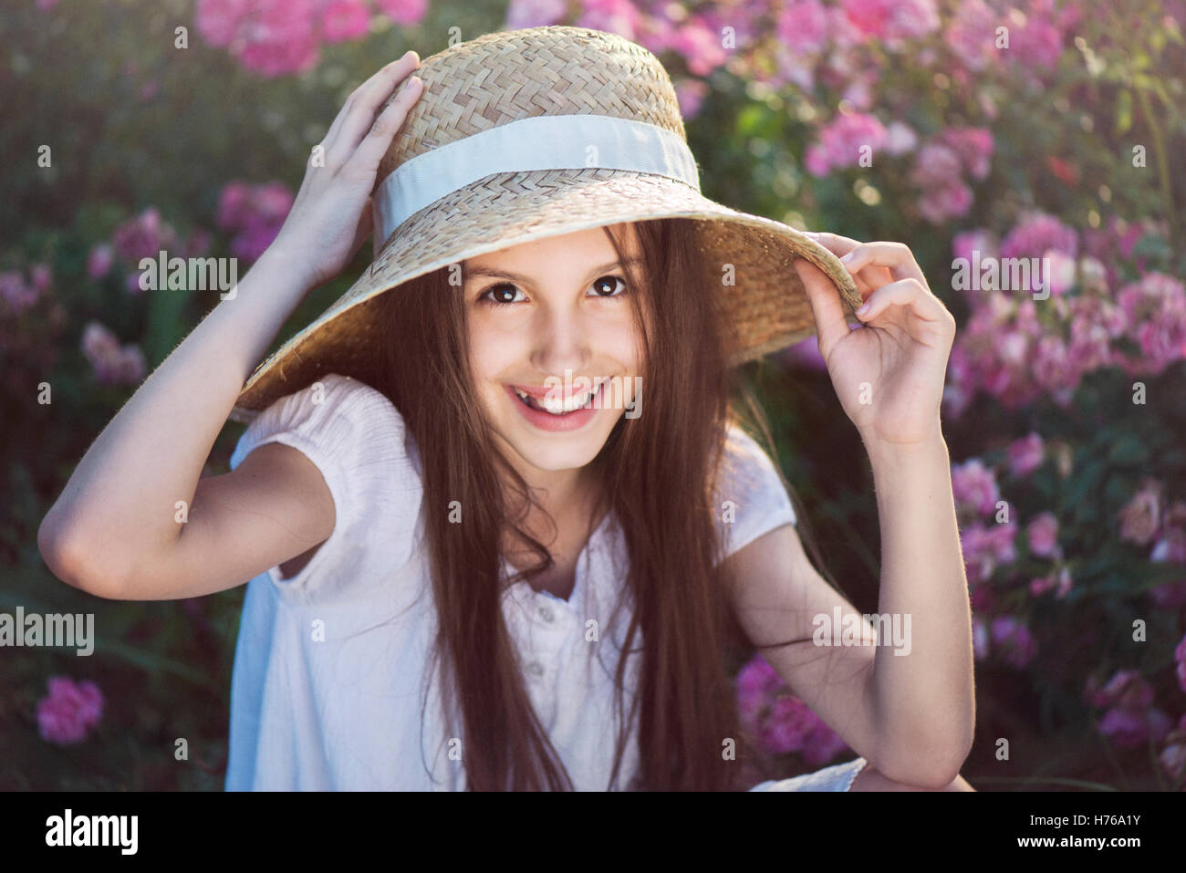 Ritratto di una ragazza che indossa un cappello di paglia Foto Stock