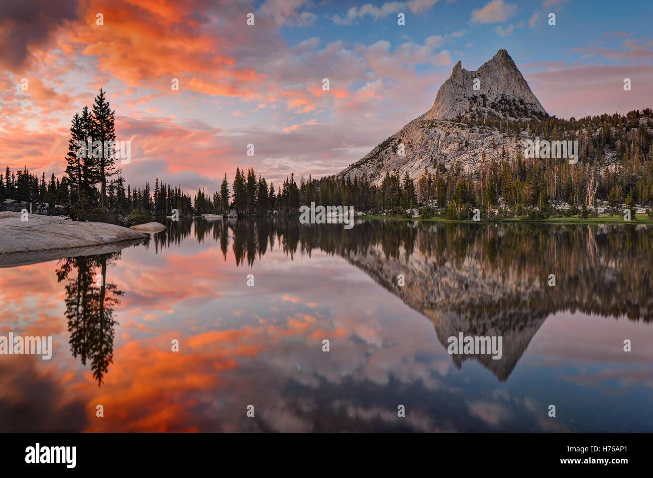 Upper Cathedral Lake, parco nazionale di Yosemite, California, Stati Uniti Foto Stock