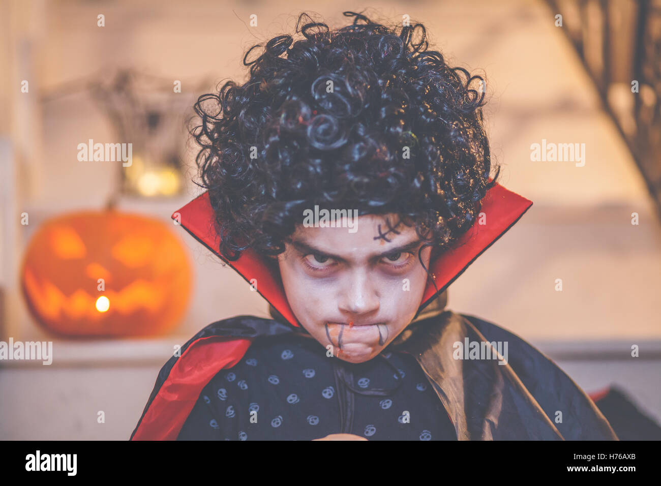 Ragazzo che indossa dracula costume di halloween Foto Stock