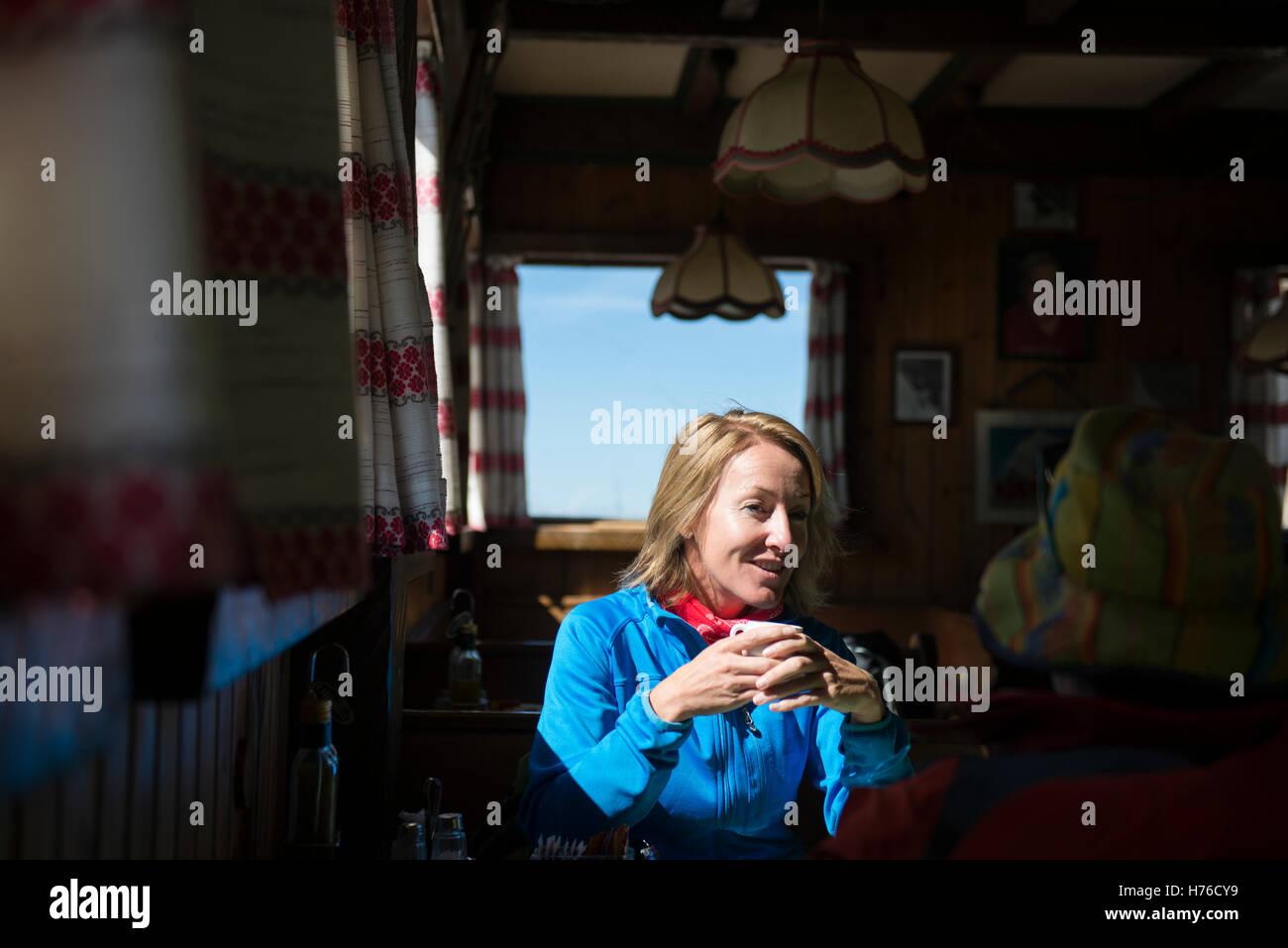 Una coppia avente un caffè all'interno di un rifugio a Dolomiti, Italia. Foto Stock