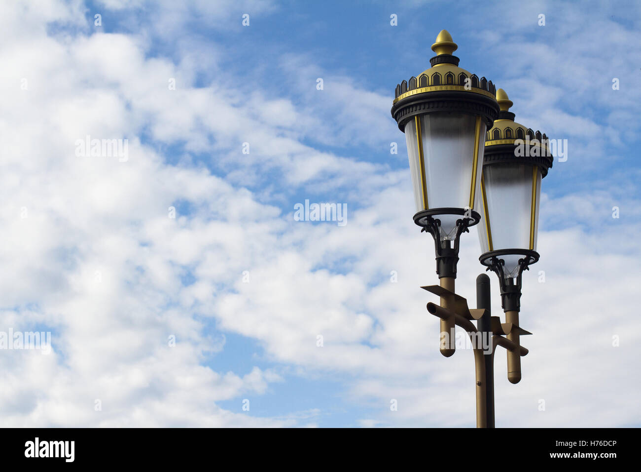 Il design classico di illuminazione pubblica luci sul cielo blu con nuvole Foto Stock
