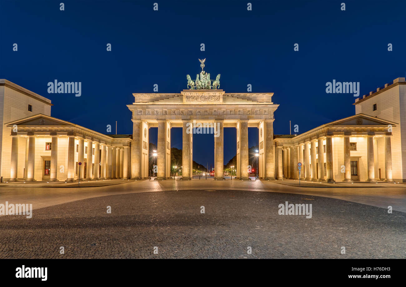 Berlinese più famoso, Brandenburger Tor, di notte Foto Stock