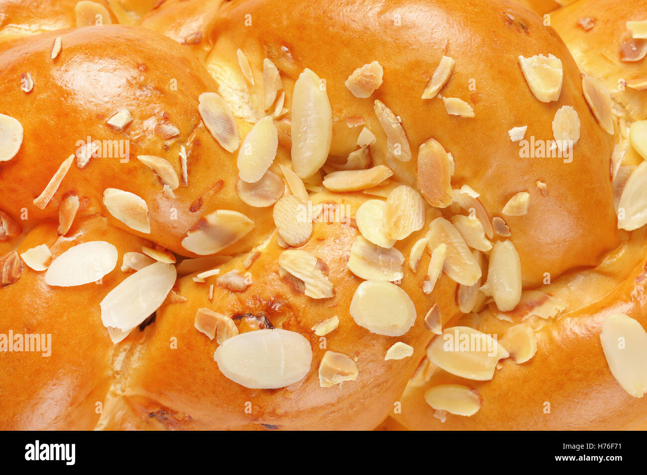 Dettaglio della dolce pane intrecciato con mandorle Foto Stock