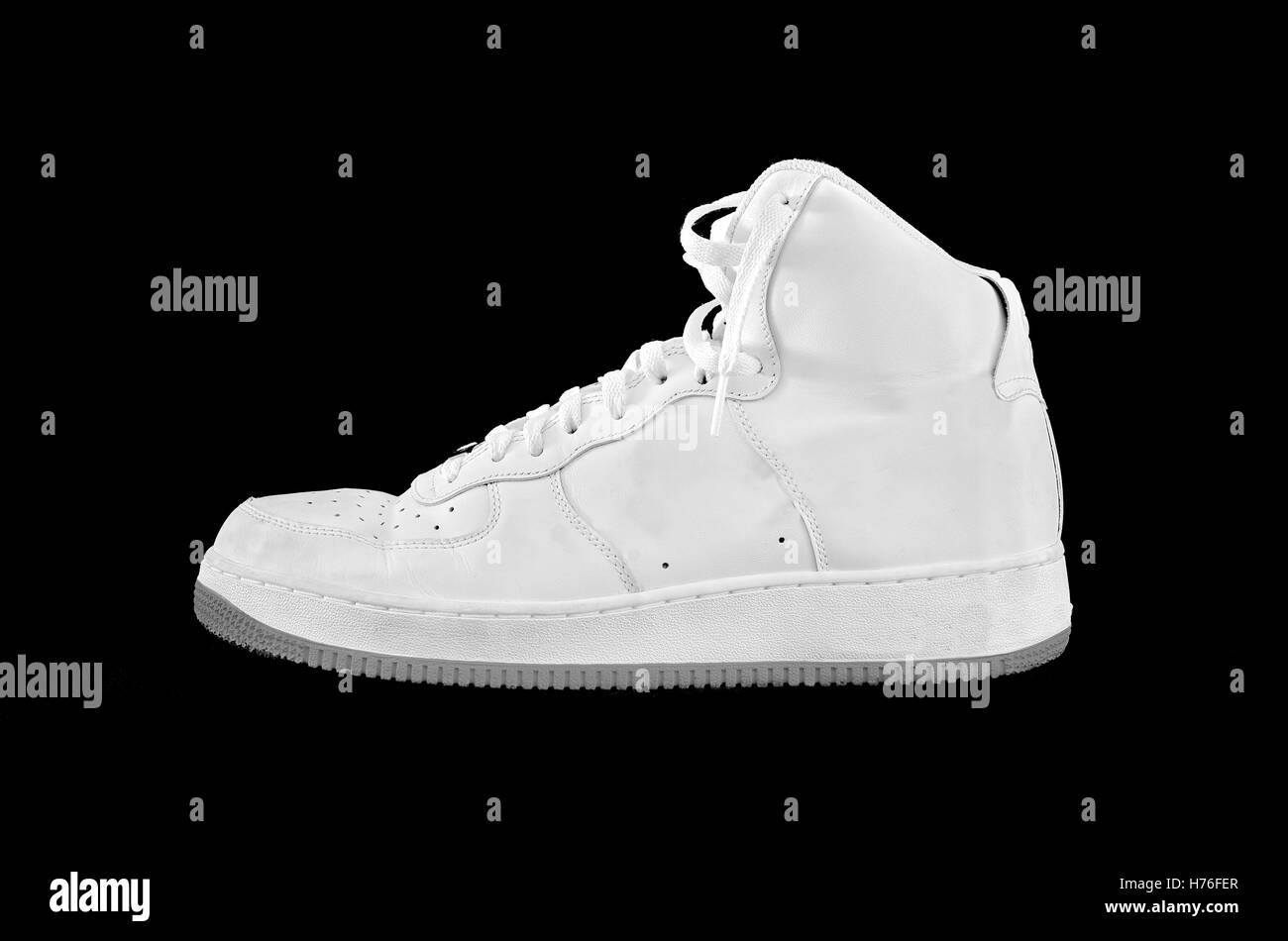 Un alto-alto classico bianco e grigio in pelle scarpa da basket sneaker isolato su nero Foto Stock