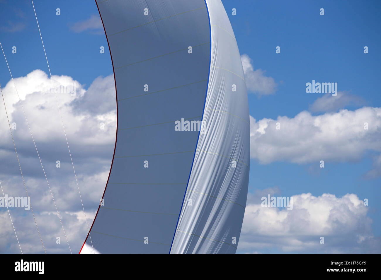 Dettaglio della vela e spinnaker di classic yacht racing Foto Stock