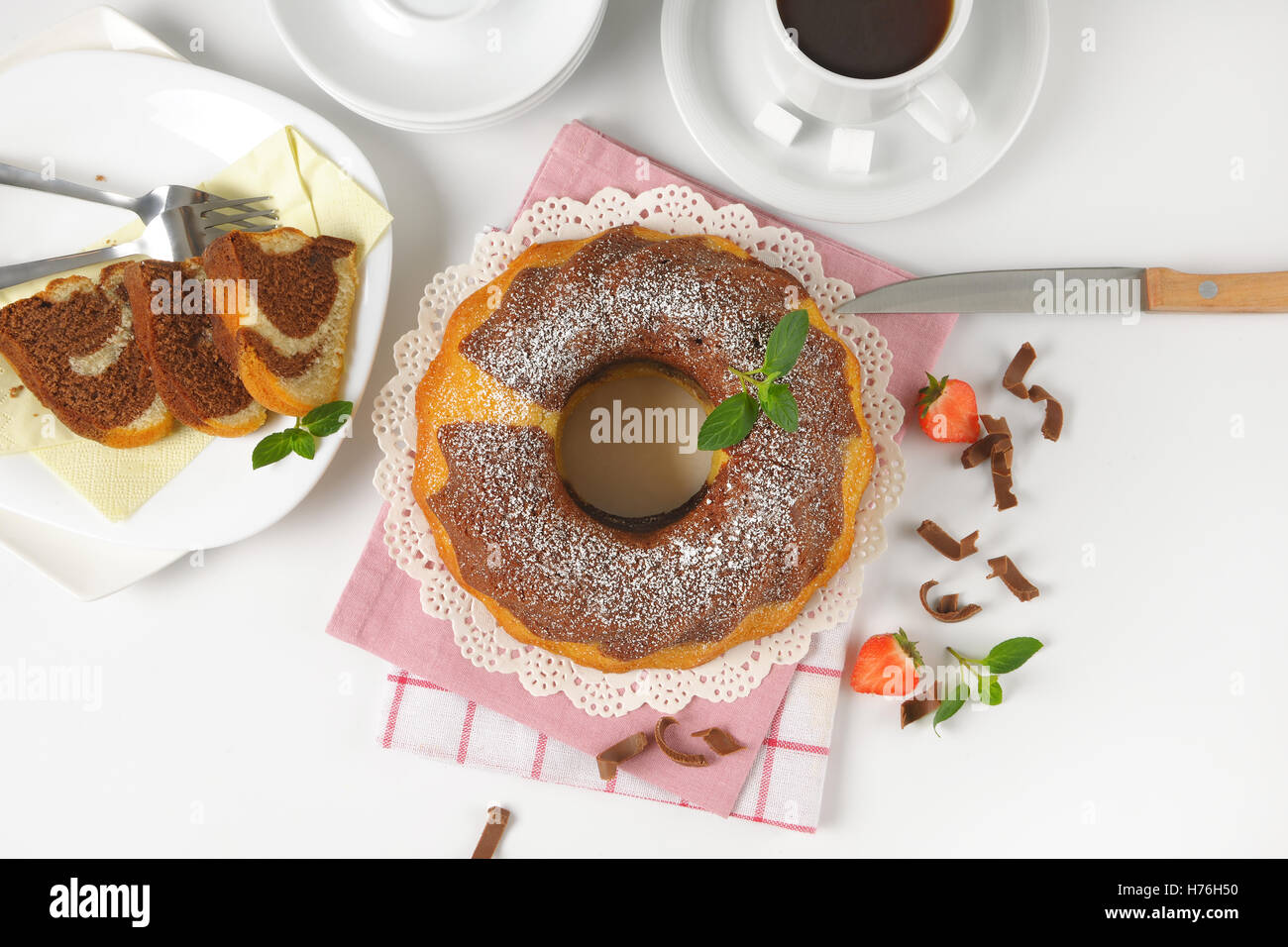 Bundt di Marmo torta e tazza di caffè su sfondo bianco Foto Stock
