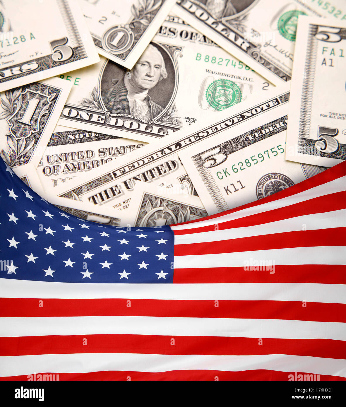 Bandiera americana sulle banconote assortiti Foto Stock