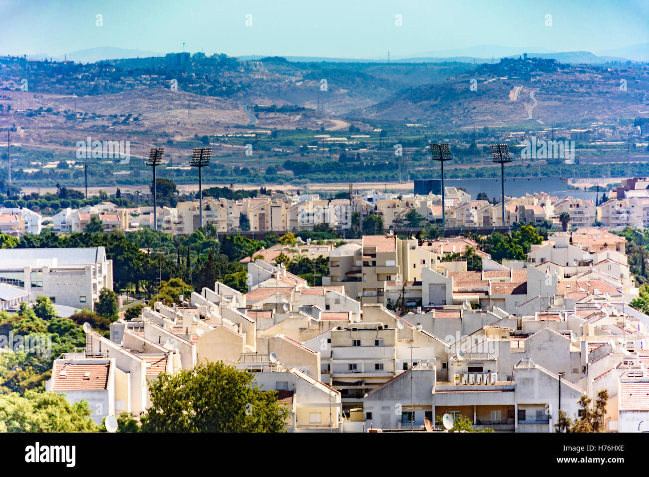 Vista panoramica delle montagne Shomron in Cisgiordania e il sobborgo di Kfar Saba a nord-est di Tel Aviv Foto Stock
