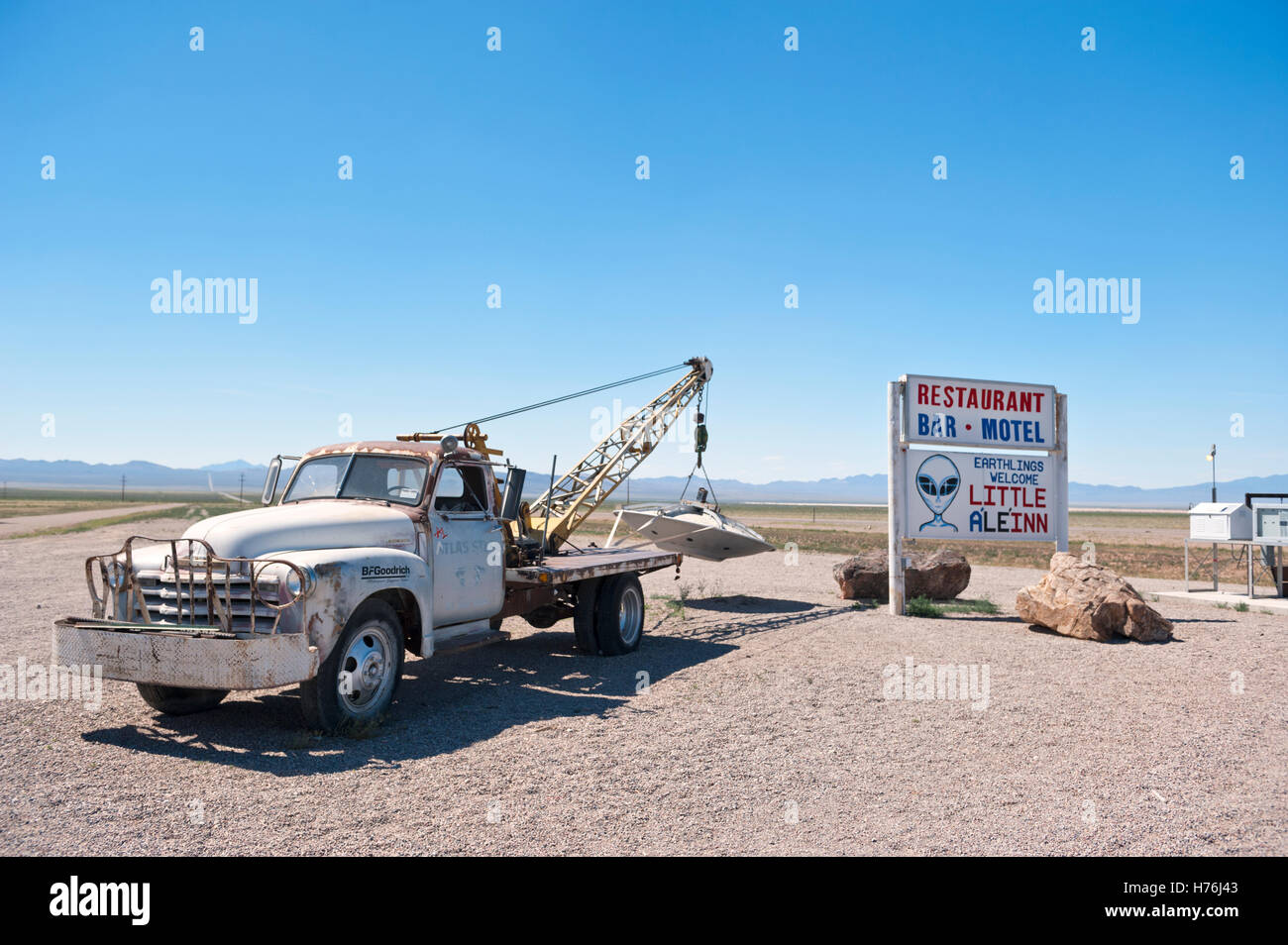 Il segno di fronte al piccolo un'Le'Inn sulla autostrada extraterrestre vicino a zona 51 Rachel Nevada Foto Stock