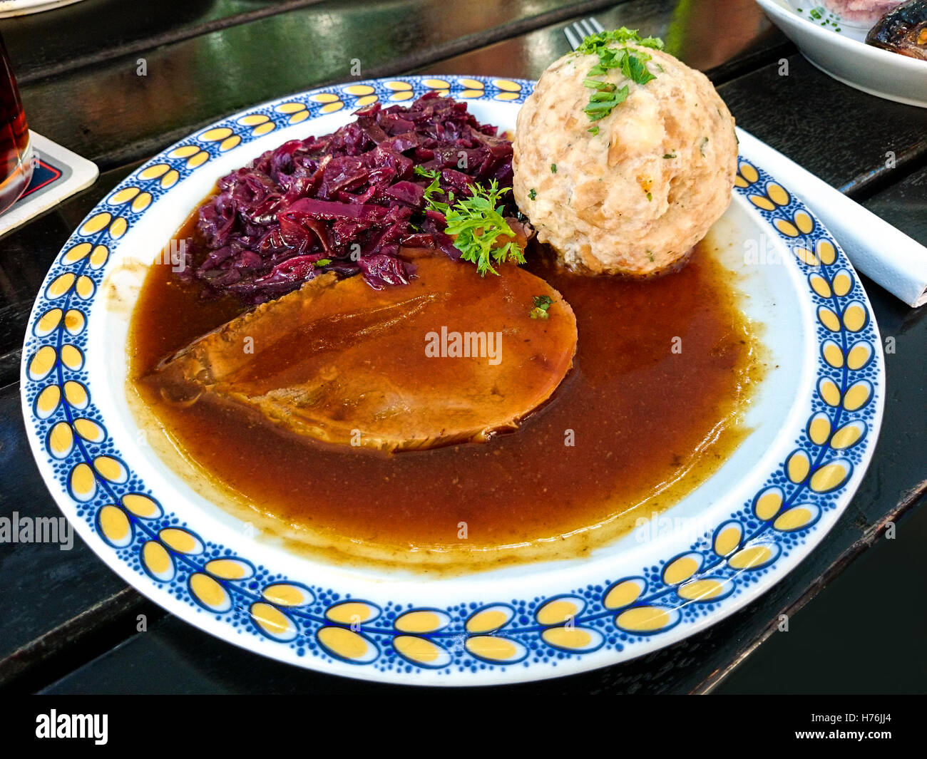 Sauerbraten bavarese di manzo con cavolo rosso e gnocchi di pane Foto Stock