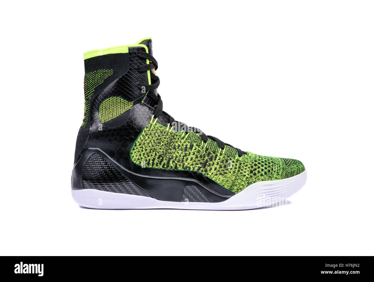 Ultra moderna di alta cima verde e nero scarpa da basket sneaker, isolato su bianco Foto Stock