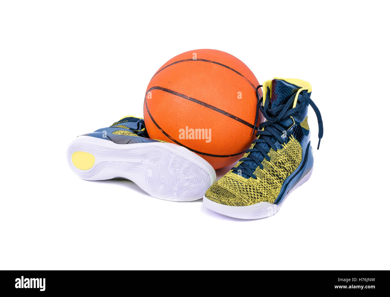 Ultra moderna di alta top giallo e blu scarpe da basket sneakers con una palla da basket, isolato su bianco Foto Stock