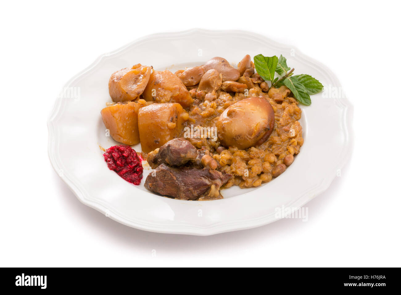 Tradizionale ebraica (Cholent Hamin) preparato è Israele come piatto principale per lo Shabbat pasto preparato con carne di manzo, patate, fagioli, barle Foto Stock