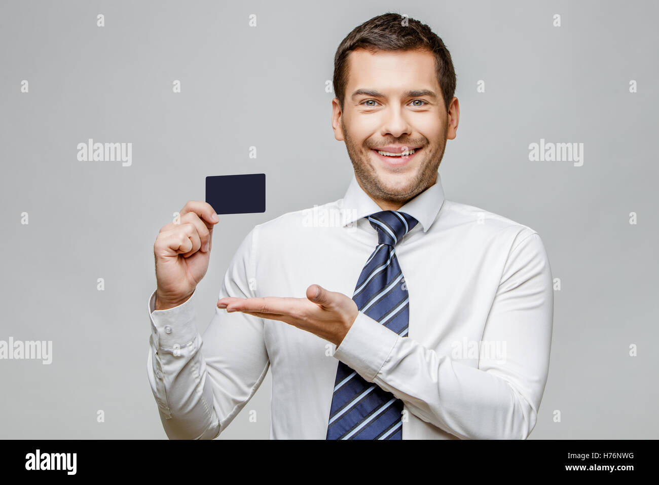 Bello elegante uomo d affari su sfondo grigio Foto Stock