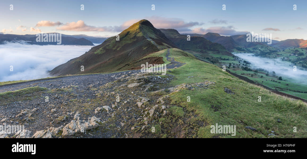 Vista verso il vertice del gatto campane e il Newlands Valley dalla Banca Skelgill al di sopra di una temperatura di inversione, Lake District inglese Foto Stock